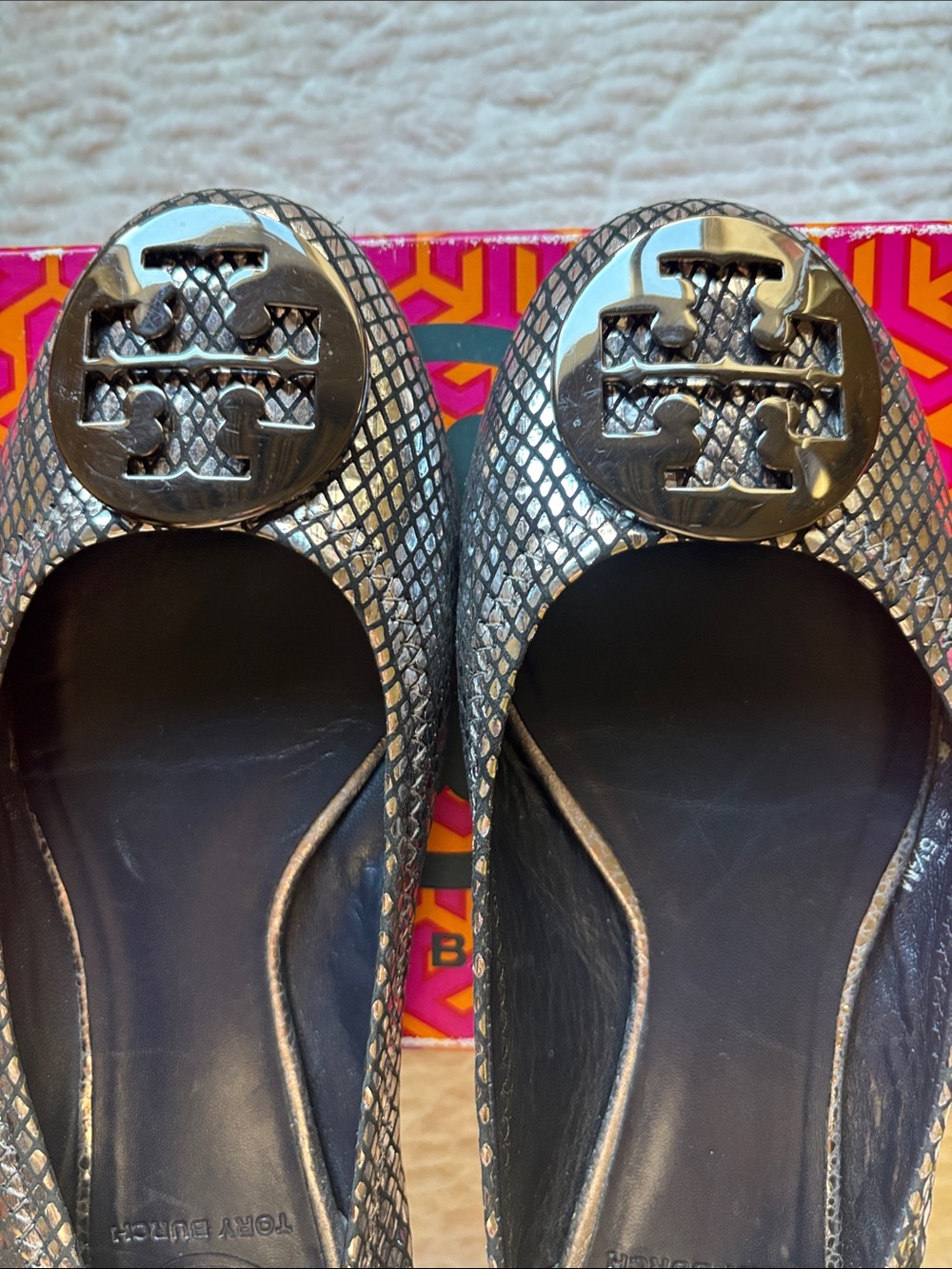 Tory Burch Pewter Reva Mirror Snake Print with Metal Logo - Picture 4 of 7
